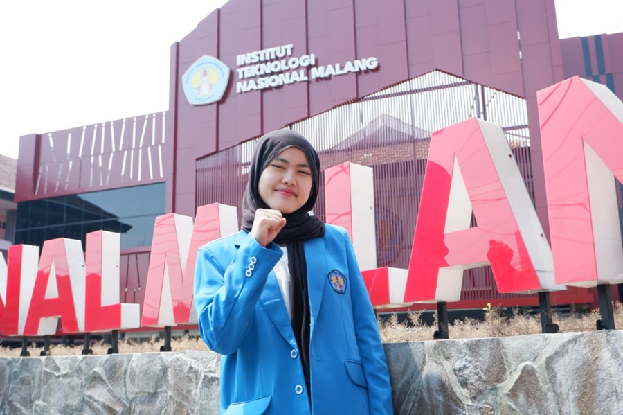 Sempat ‘Mogok’ Skripsi 5 Bulan, Stabita Ashabul Millah Justru Jadi Lulusan Terbaik PWK ITN Malang