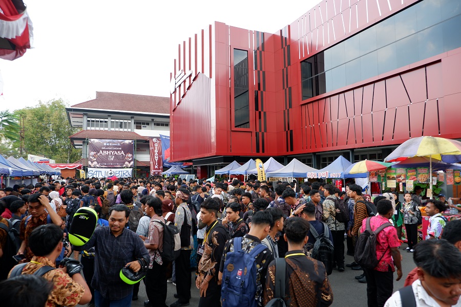 Uniknya Expo Gigantik ITN Malang: Dari Pameran Karya Prodi Hingga Maba Berbaju Adat yang Unik dan Nyentrik
