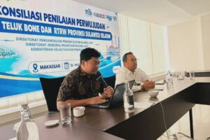 Dosen PWK ITN Malang selaku Tenaga Ahli KKP, Ir. Gatot Subroto, ST., M.Ars. (kiri), memaparkan materi evaluasi perwujudan tata ruang.
