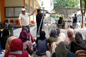 Dosen Teknik Geodesi ITN Malang memberikan pembekalan konsep dasar pemetaan kepada puluhan mahasiswa Ilmu Kelautan UB.
