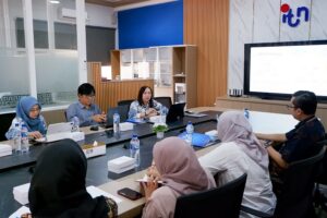Ketua SPM ITN Malang, Ir. Maranatha Wijayaningtyas, ST., M.MT., Ph.D., IPU., ASEAN Eng., memaparkan materi tata kelola penjaminan mutu dalam diskusi benchmarking bersama tim Stikosa-AWS