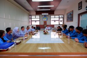 Mahasiswa aktif asal Timor-Leste yang menempuh studi di ITN Malang menyimak dengan serius pemaparan rektor.