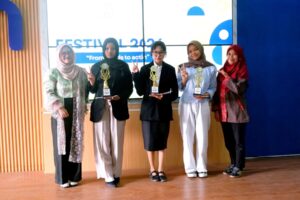 Para pemenang saat menerima piala dan piagam penghargaan. Keberhasilan ajang ini turut mengantarkan pelajar dari Ampelgading meraih gelar juara
