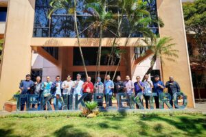 Pemateri dari Tim Dosen ITN Malang foto bersama dengan seluruh peserta Pelatihan Perencanaan PLTS Pusdiklat Ketenagalistrikan di depan gedung Teknik Elektro ITN Malang