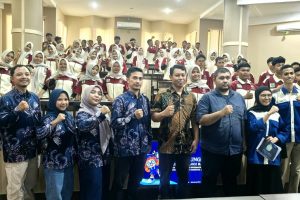 Rombongan siswa dan guru pendamping SMKS Teknologi Balung Jember berfoto bersama jajaran dosen Prodi Teknik Informatika ITN Malang dalam kegiatan kunjungan industri.