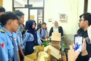 Siswa SMK Al-Hikmah Sumobito Jombang menyimak penjelasan mengenai alat pendeteksi berbasis sensor saat mengunjungi laboratorium Teknik Informatika S-1 ITN Malang.