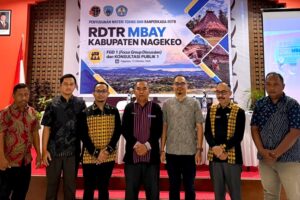 Tim Ahli sekaligus Kepala LPKU ITN Malang, Dr. Ir. Ardiyanto Maksimilianus Gai, ST., (tiga dari kiri) bersama jajaran Pemerintah Kabupaten Nagekeo berfoto bersama pada pembukaan FGD 1 dan Konsultasi Publik 1 Pen