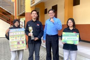 Tim ChENergix bersama dosen pembimbing Dr. Ir. Jimmy, ST., MT., MM. menunjukkan poster karya ilmiah dan trofi kemenangan di Kampus 2 ITN Malang