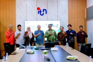 Tim Monev Ditjen SPPR Kementerian ATRBPN foto bersama pimpinan FTSP dan Prodi Teknik Geodesi ITN Malang usai pelaksanaan evalua