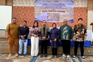 Tim penyusun RDTR ITN Malang berfoto bersama di sela-sela kegiatan perencanaan kawasan perbatasan Perkotaan Ponu.