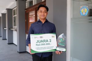 Yusran Bin Acho, S.Bns., staf Humas ITN Malang, menunjukkan piala dan papan penghargaan Juara 2 Lomba Video Reels Instagram Program Bersih Indonesia.